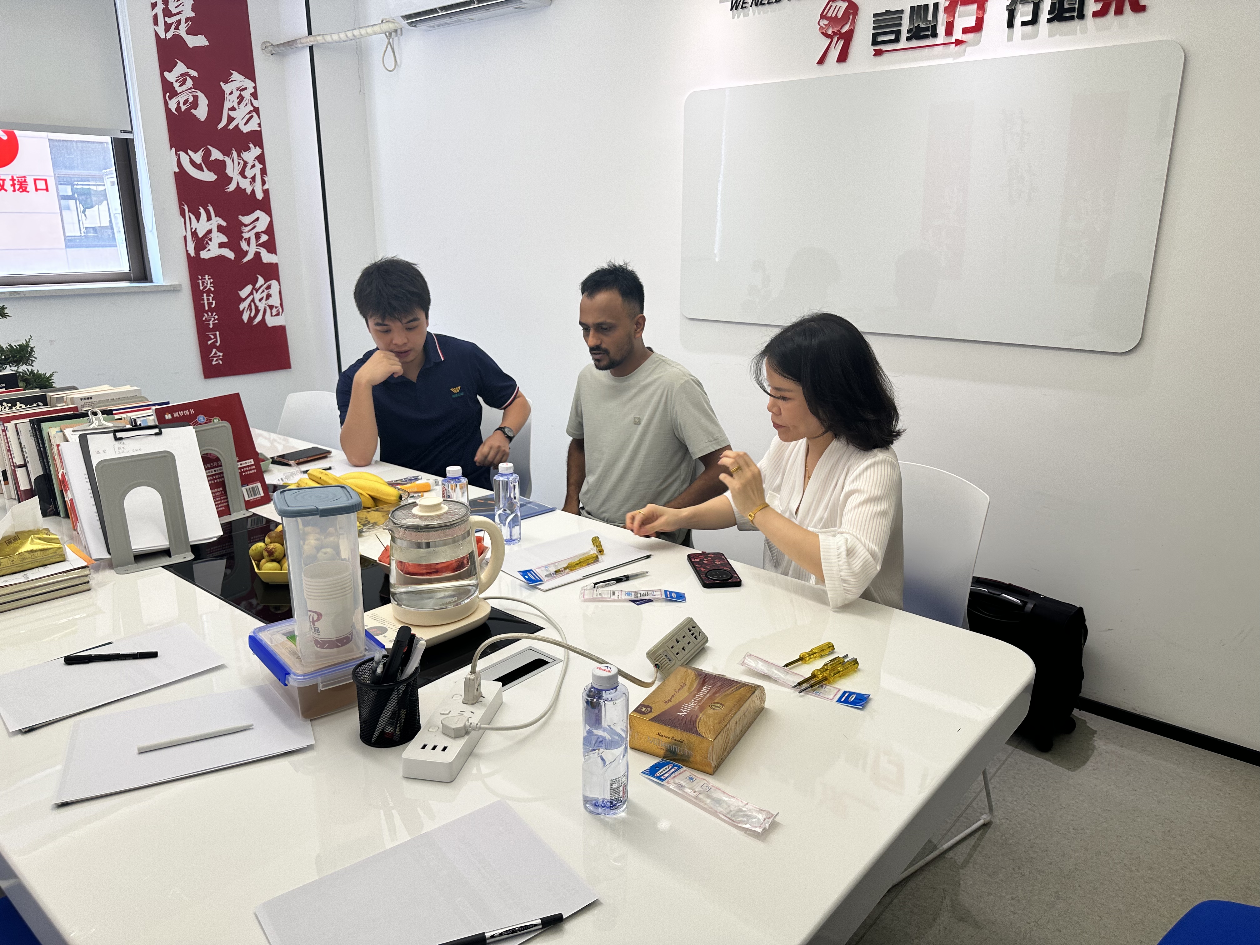 Indian customer Vishal visits Shuntai Hardware sample showroom for OEM hand tool cooperation