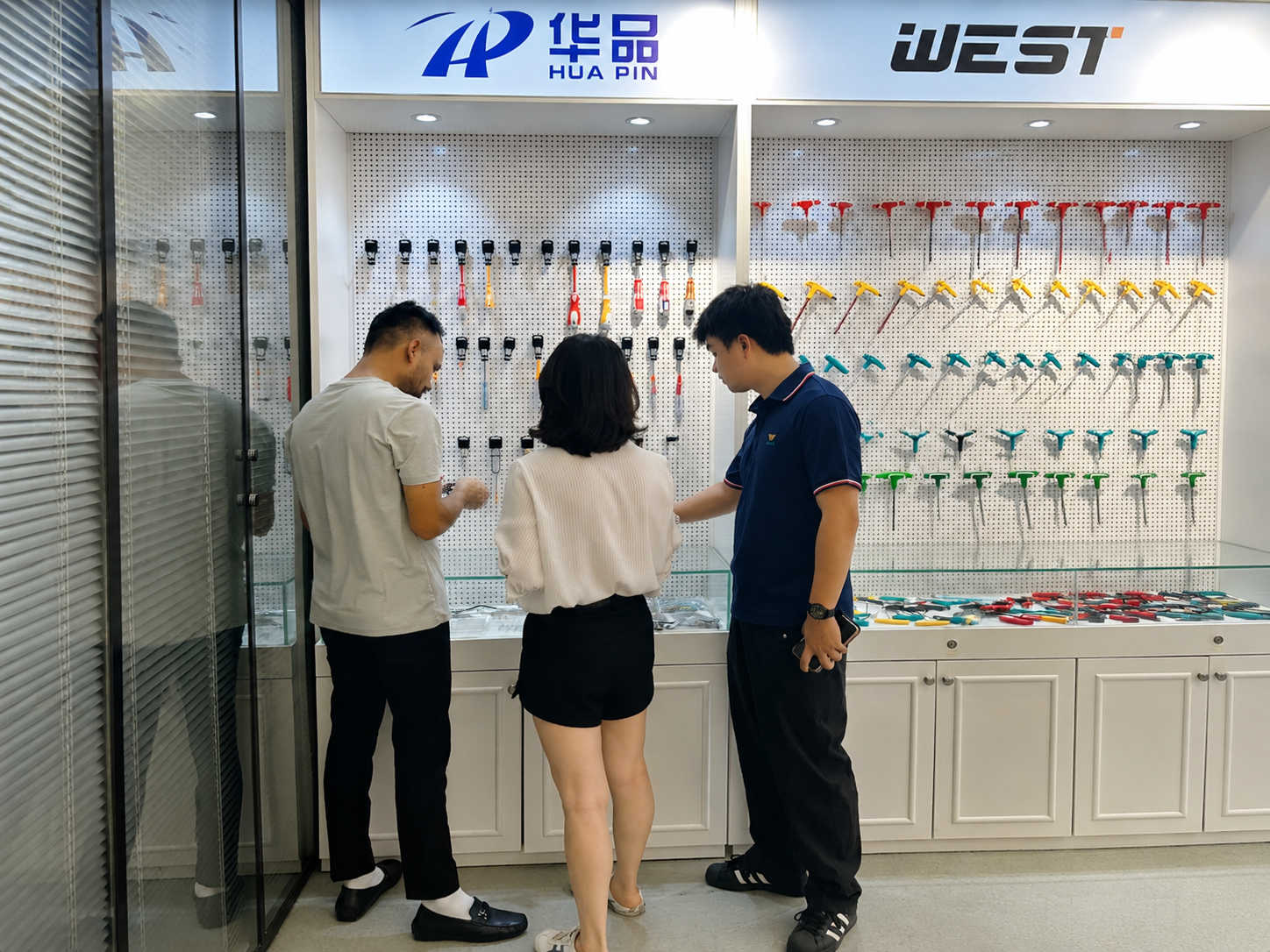 Indian customer Vishal visits Shuntai Hardware sample showroom for OEM hand tool cooperation