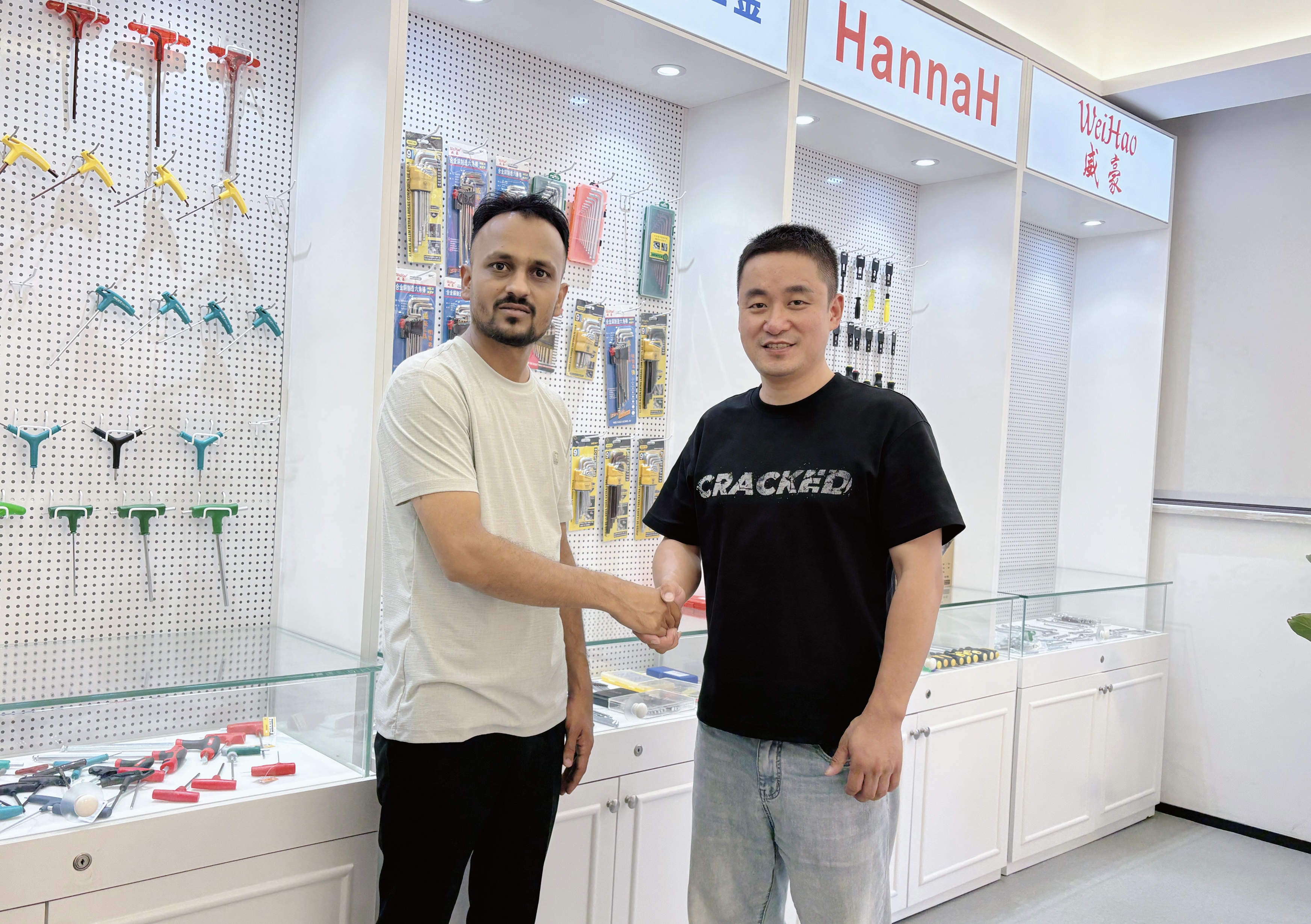 Indian customer Vishal visits Shuntai Hardware sample showroom for OEM hand tool cooperation