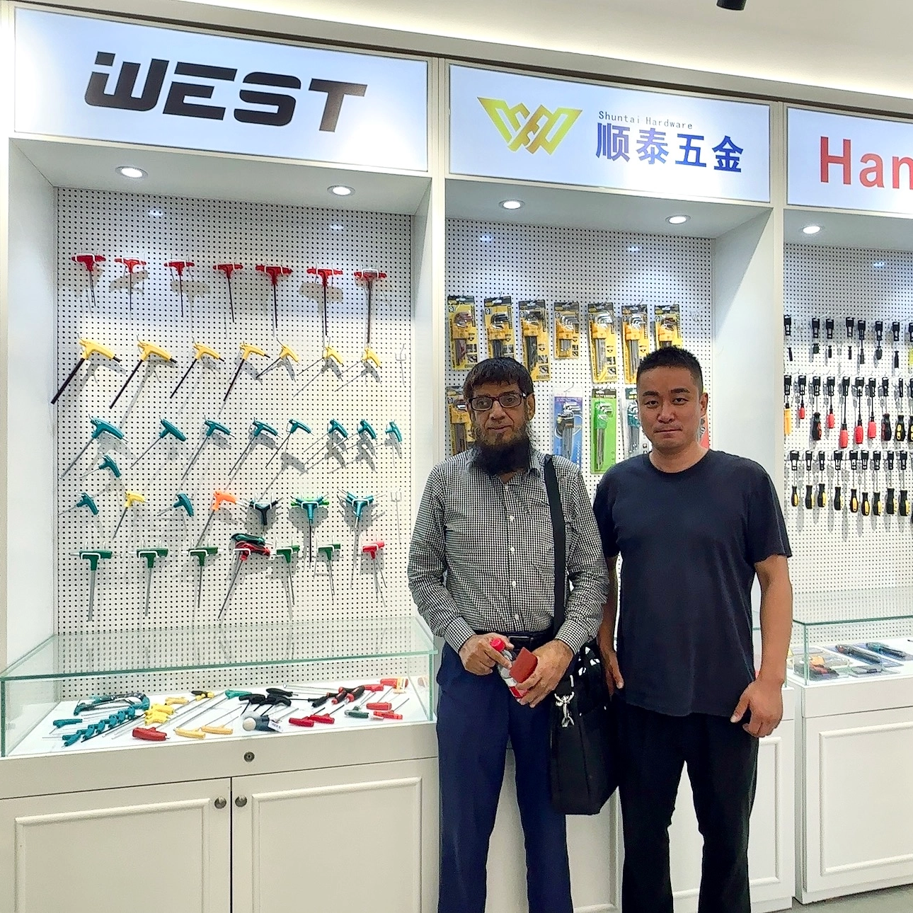 Overseas Customer Visit Shuntai Showroom to Explore Hand Tools Cooperation