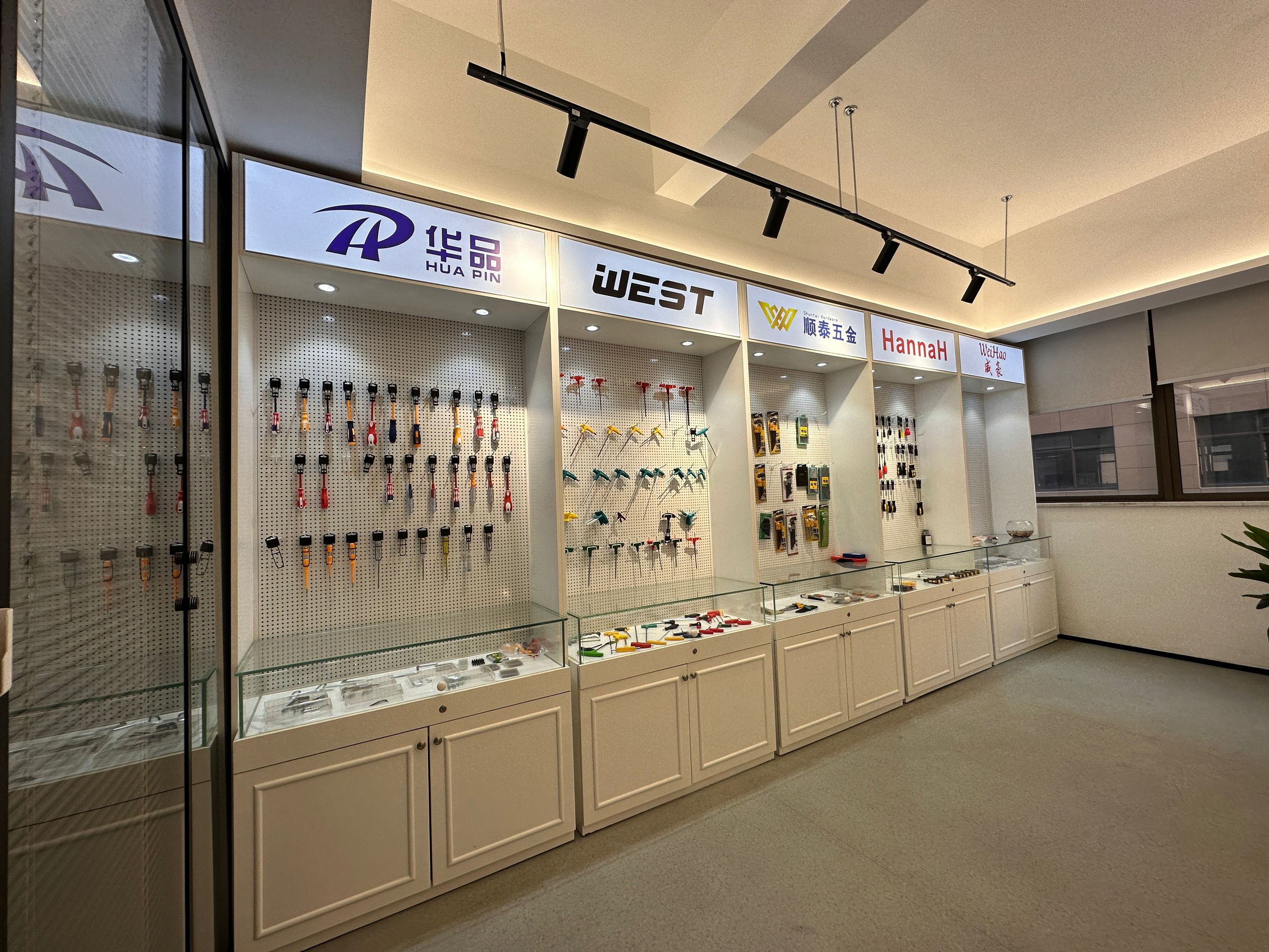 Shuntai Hand Tools Showroom Product Display