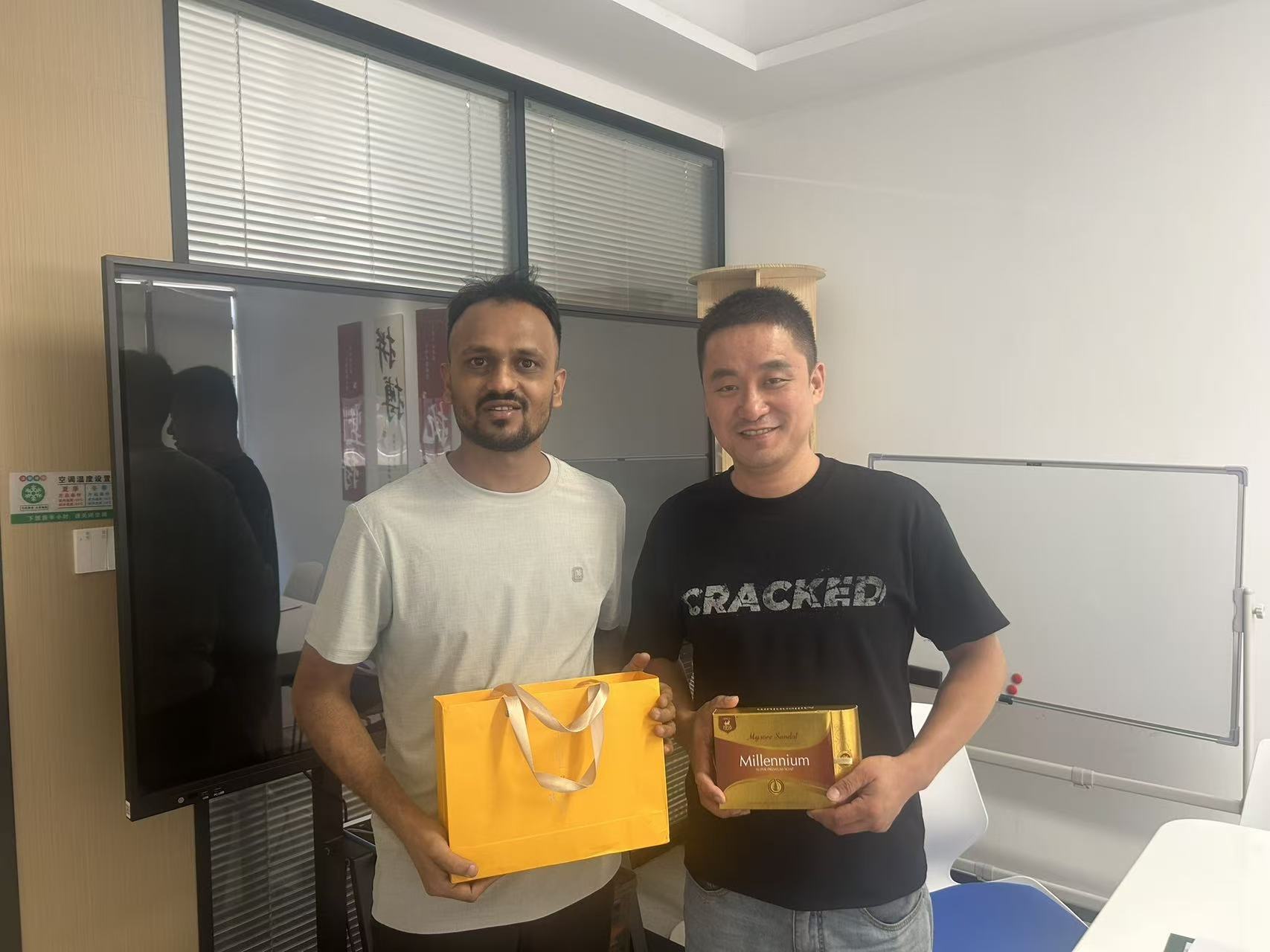 Indian customer Vishal visits Shuntai Hardware sample showroom for OEM hand tool cooperation